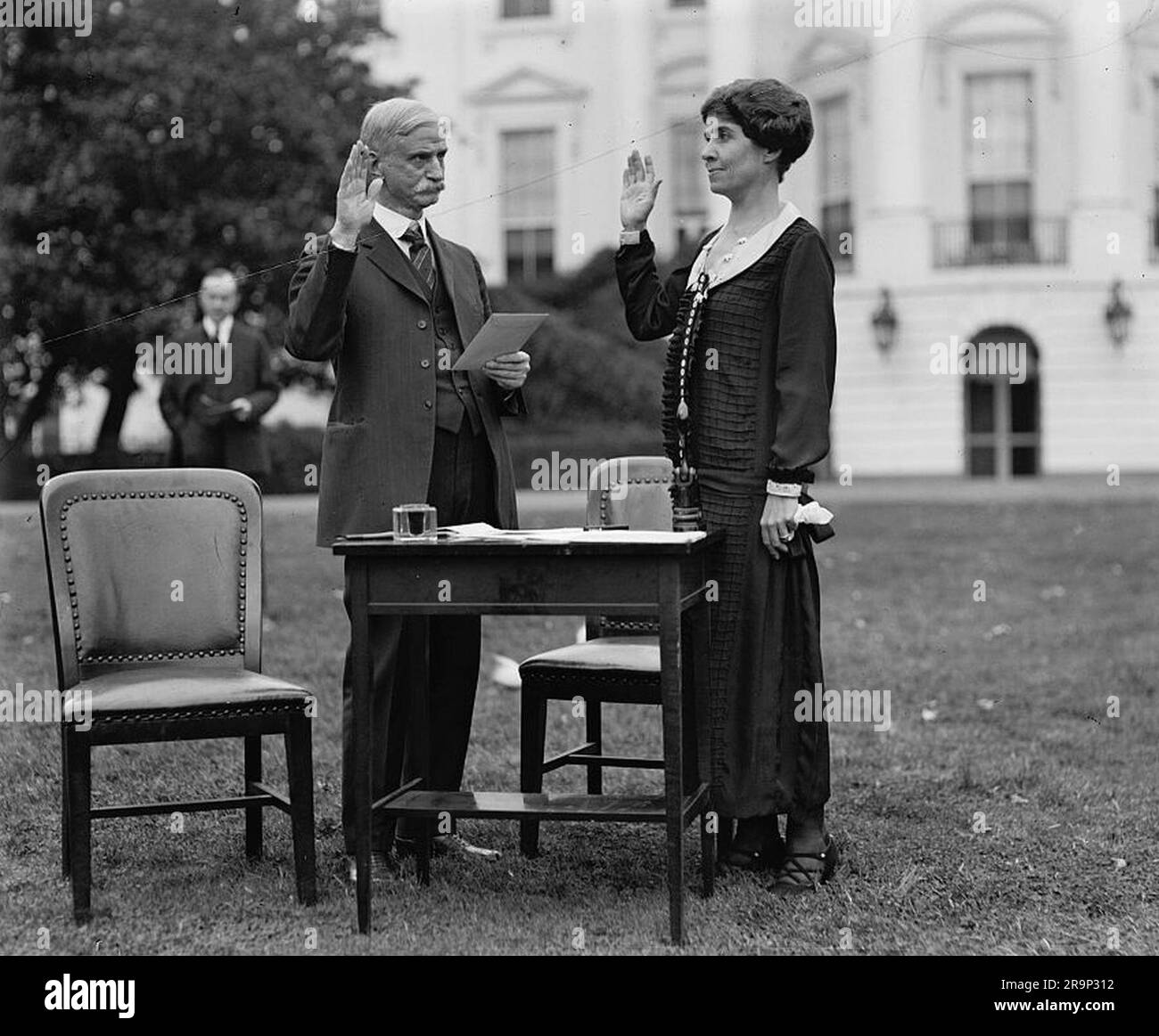 Grace Coolidge, épouse et première dame du Président Coolidge votant par la poste lors de l'élection présidentielle de 1928. Banque D'Images