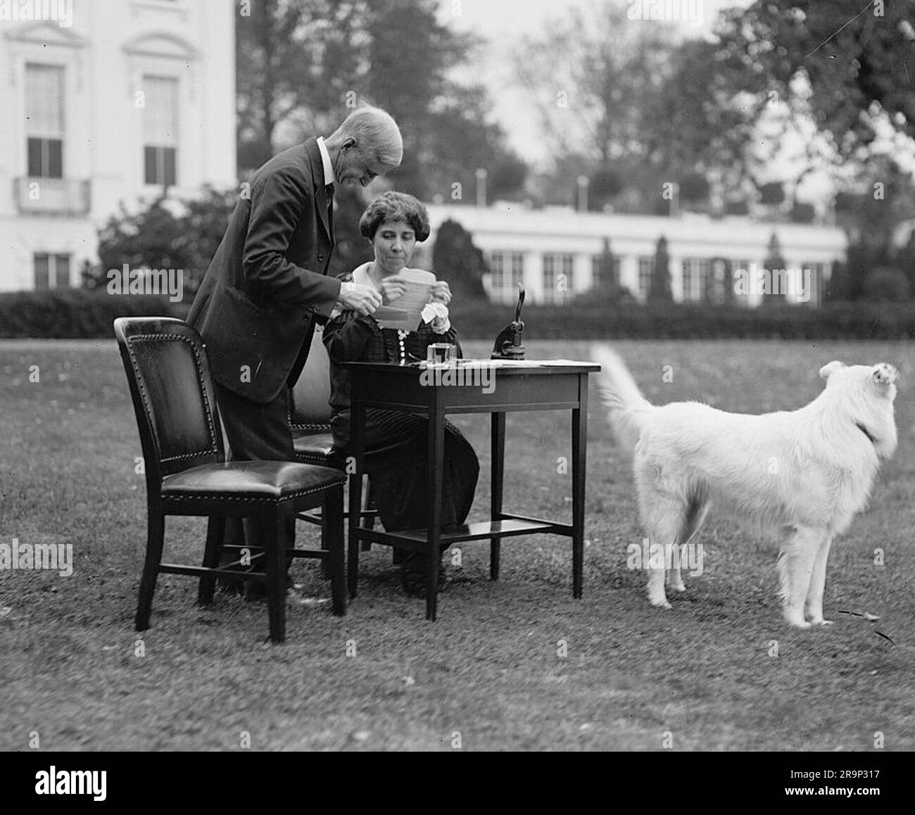 Grace Coolidge, épouse et première dame du Président Coolidge votant par la poste lors de l'élection présidentielle de 1928. Banque D'Images