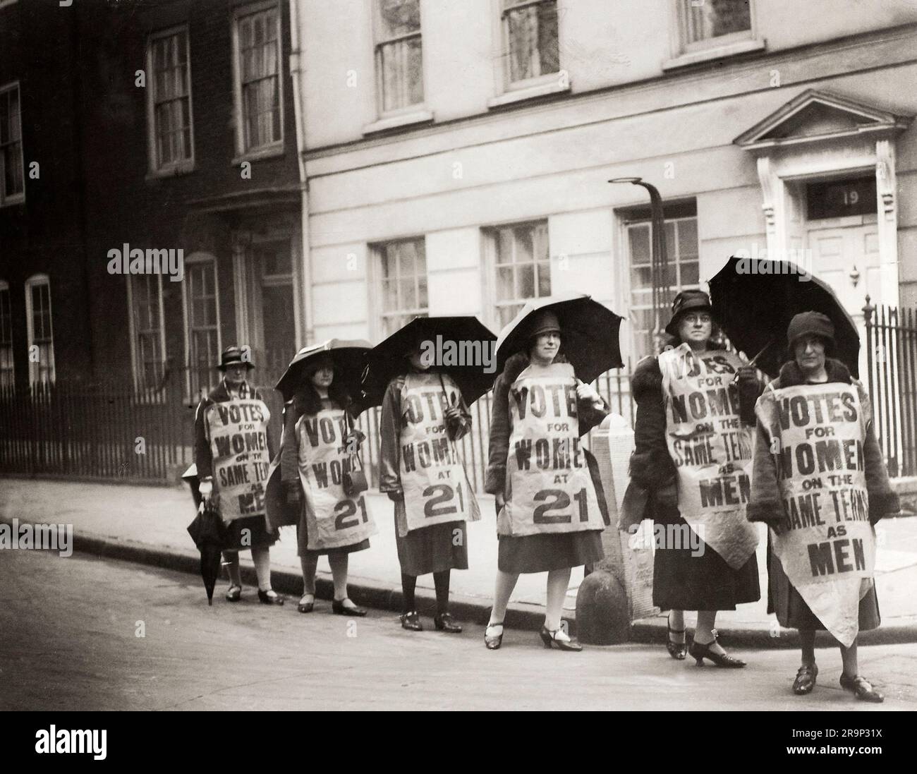 Un groupe de femmes portant des voix pour les femmes sur-robes dans le cadre du camouflage pour le suffrage des femmes. Banque D'Images