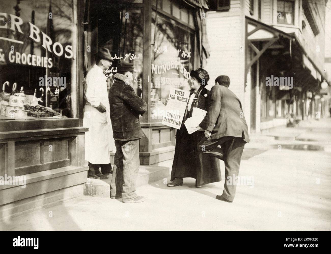 Un suffragiste américain qui parle à un épicier à Branford, New York, ca. 1915. Banque D'Images