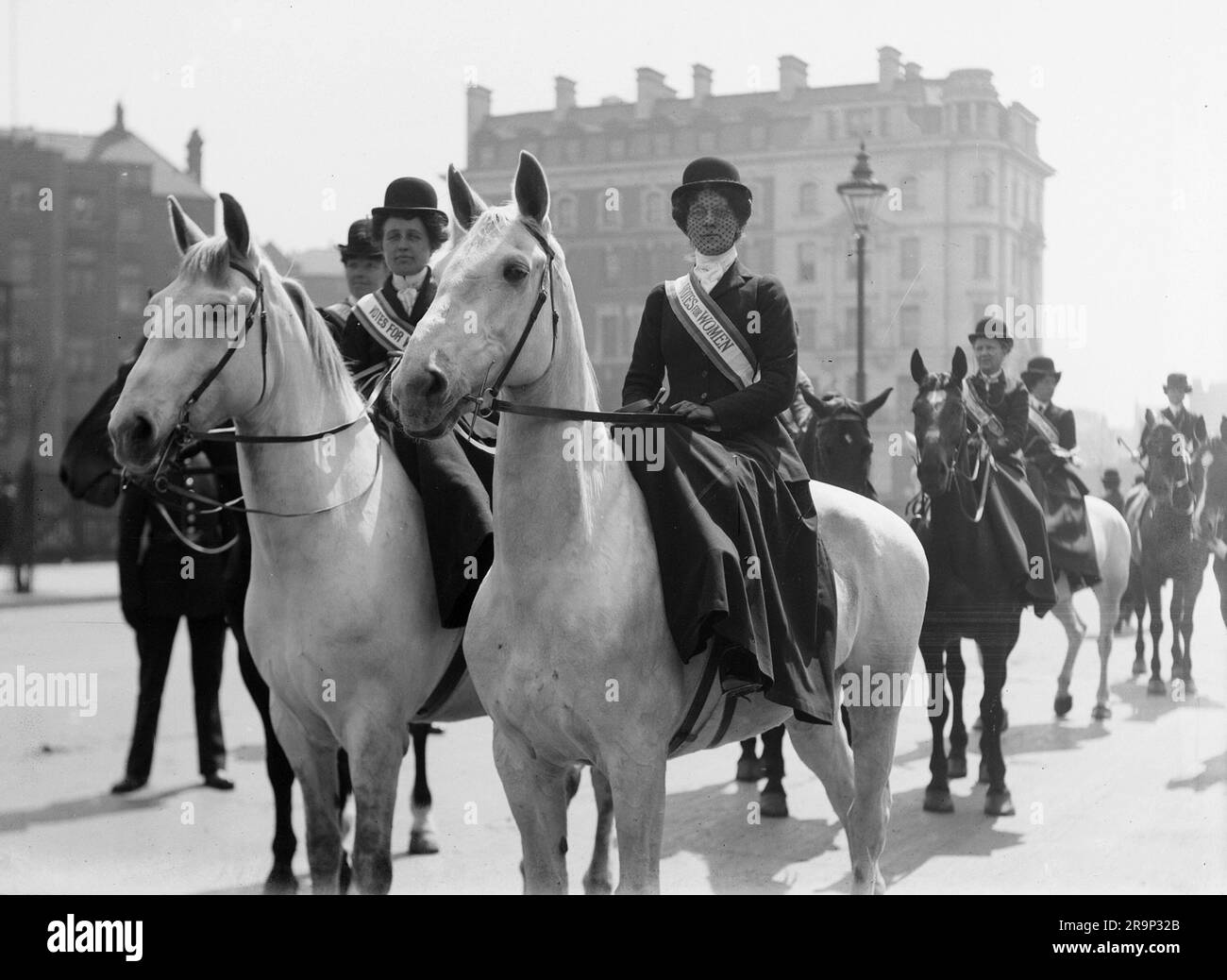 Suffragettes dans une procession pour promouvoir l’exposition des femmes, à Londres, en mai 1909 Banque D'Images