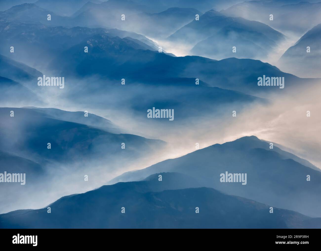 Cascade de montagnes de l'air avec brouillard, Oregon Banque D'Images