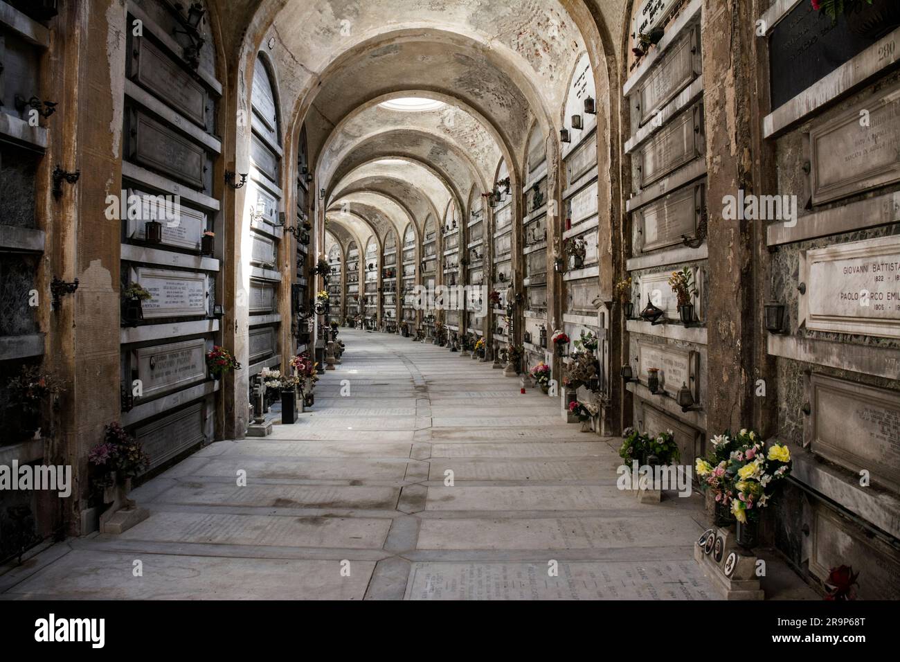 Une galerie ossuaire dans le cimetière monumental de Staglieno, Gênes, Italie Banque D'Images