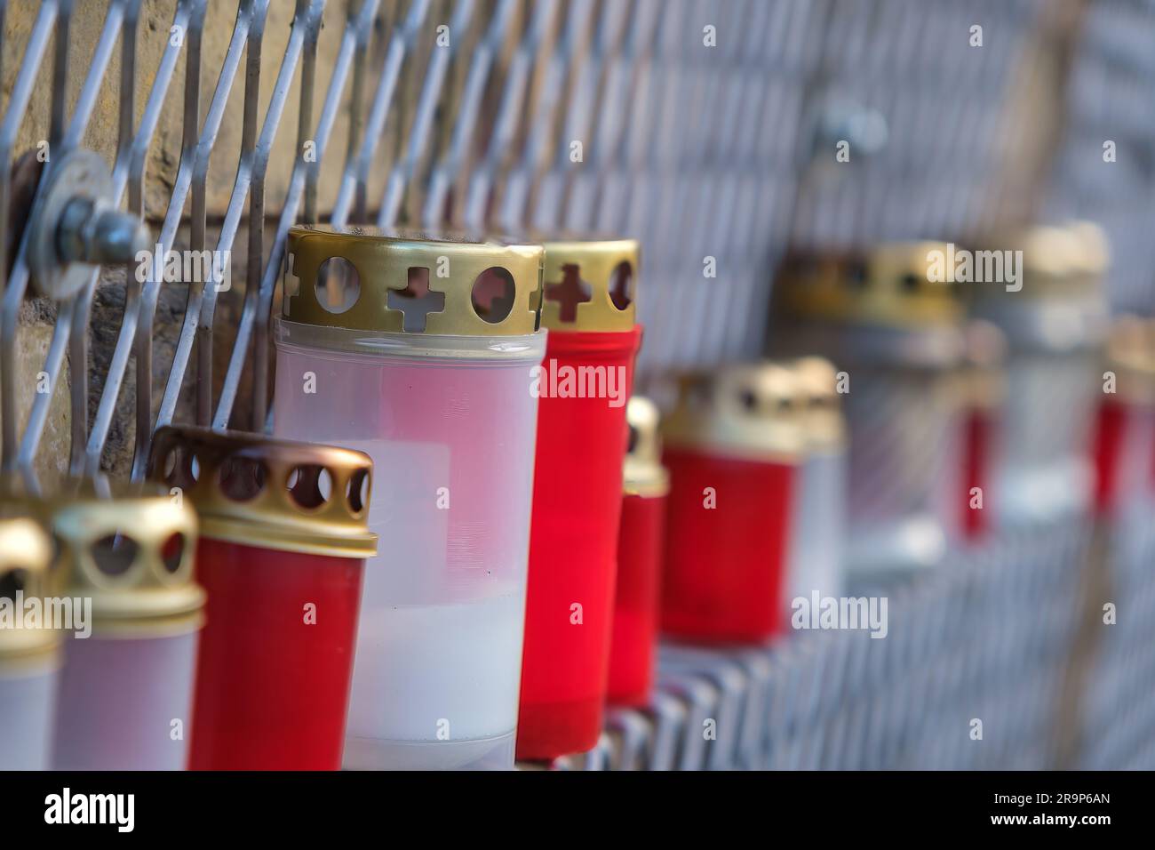 pots avec bougies sur le mur le jour du souvenir des victimes. Banque D'Images