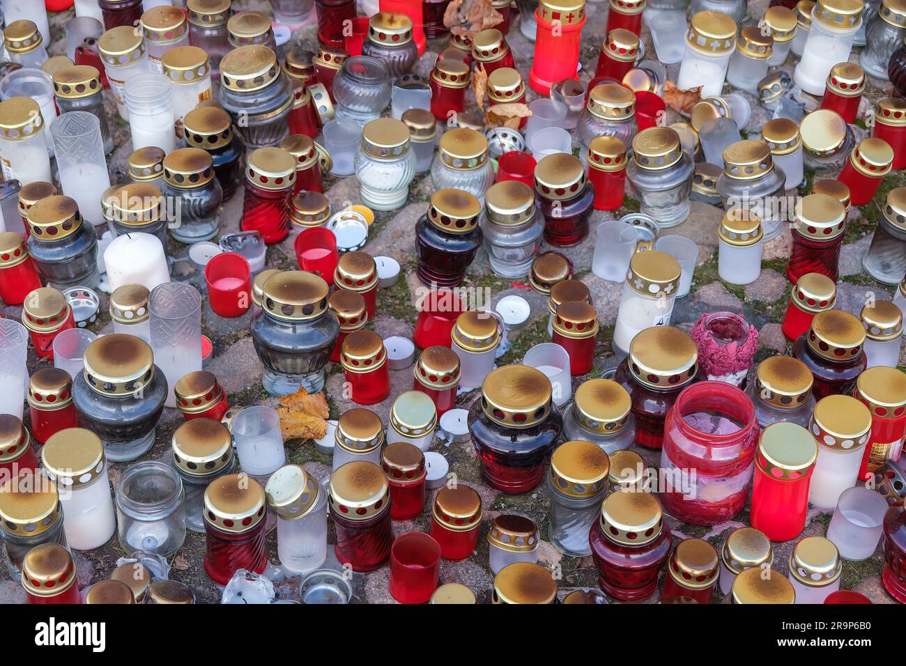 de nombreuses bougies sur le trottoir le jour du souvenir des victimes. Banque D'Images