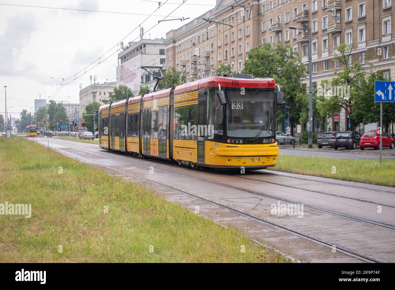 varsovie, pologne. 18 juin 2023 : bénéficiez d'un transport urbain efficace grâce aux trams jaunes dynamiques de varsovie, qui naviguent en toute transparence sur le trafic a de la ville Banque D'Images