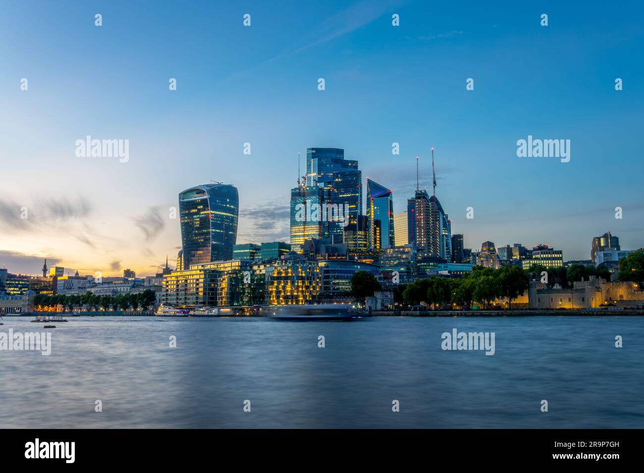 La ville de Londres et la Tamise la nuit, à Londres, au Royaume-Uni Banque D'Images