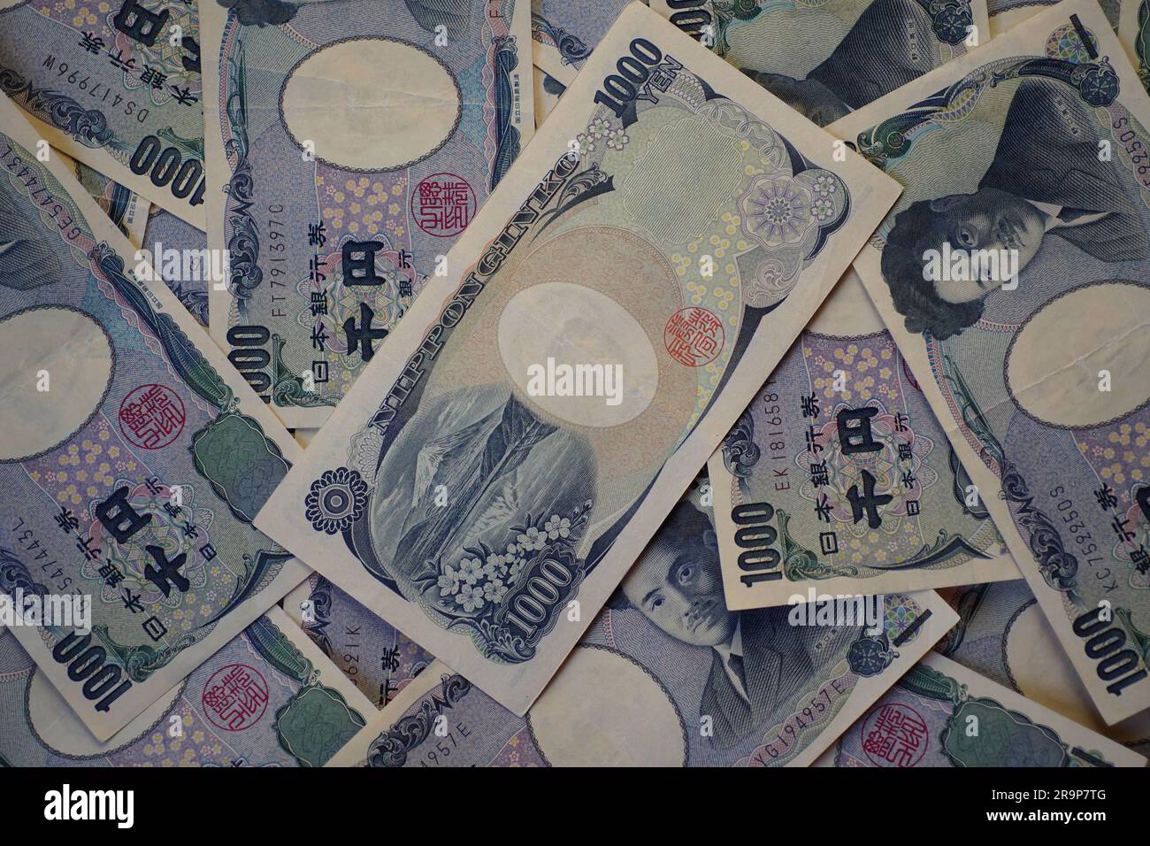 Un tas de billets japonais de 1 000 yens disposés sur une table Banque D'Images