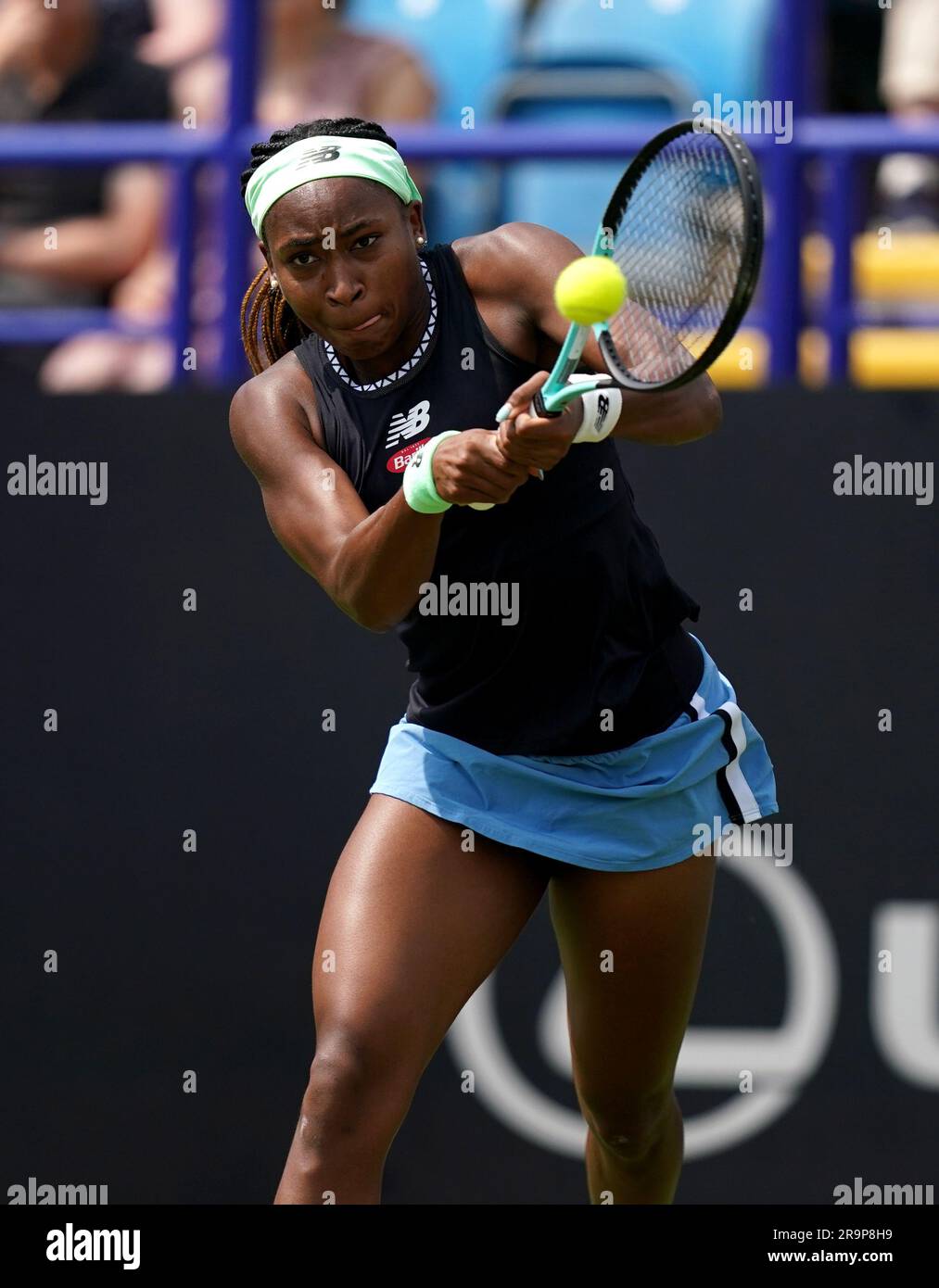 Coco Gauff en action contre Jodie Burrage dans leurs femmes singles Round de 16 match le cinquième jour de l'Eastbourne Rothesay International au Parc Devonshire. Date de la photo: Mercredi 28 juin 2023. Banque D'Images