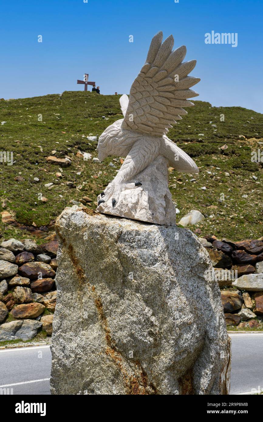 Steinskulptur Steinadler erinnert auf Passhöhe von 2509 Meter hohes Timmelsjoch Passo Rombo an Teilung Tirol und Südtirol, Österreich, Italien, Europa Banque D'Images