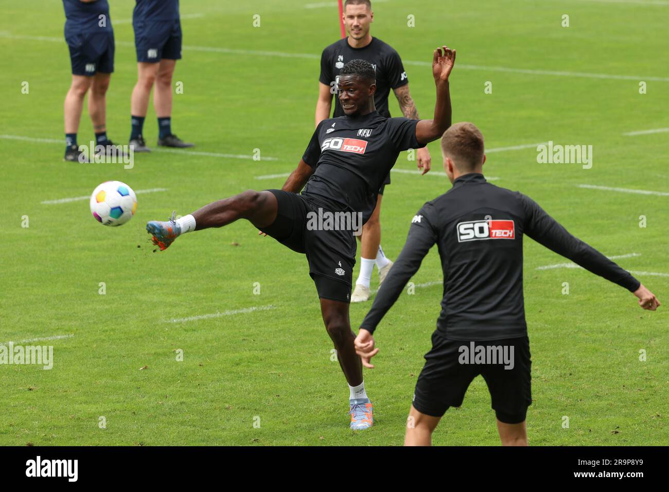 28 juin 2023, Basse-Saxe, Osnabrück: Football: Ligue 2nd, VfL Osnabrück, lancement de l'entraînement au terrain d'entraînement d'Illoshöhe. Maxwell Gyamfi (M) d'Osnabrück joue le ballon. Photo: Friso Gentsch/dpa Banque D'Images