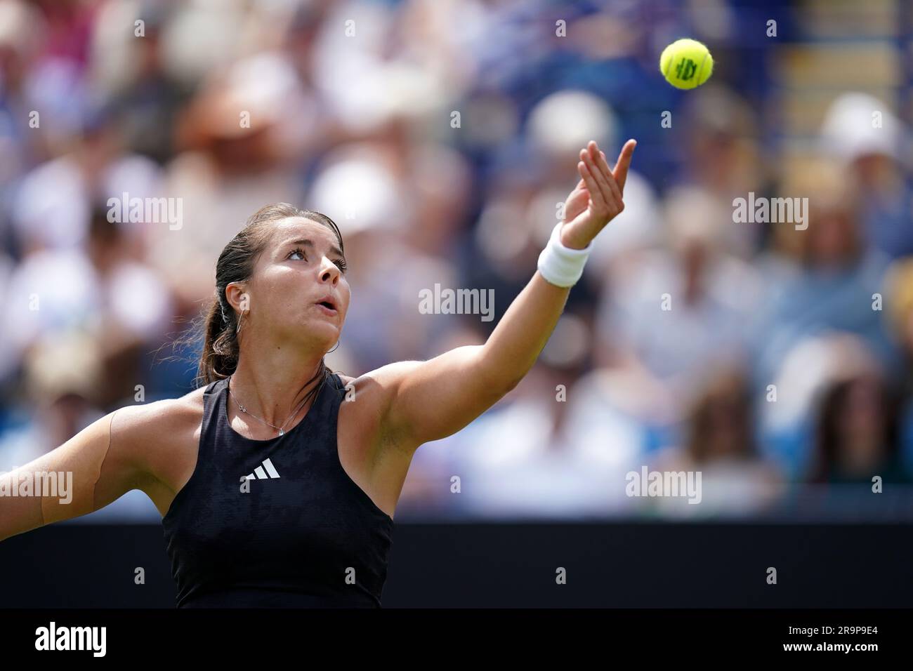 Jodie Burrage en action contre Coco Gauff dans leurs femmes célibataires ronde de 16 match le cinquième jour de la Rothesay International Eastbourne à Devonshire Park. Date de la photo: Mercredi 28 juin 2023. Banque D'Images