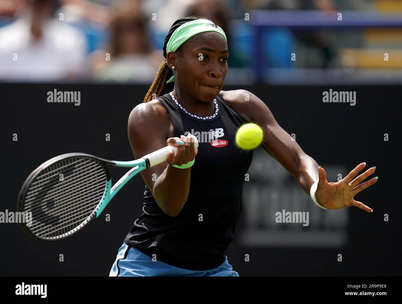 Coco Gauff en action contre Jodie Burrage dans leurs femmes singles Round de 16 match le cinquième jour de l'Eastbourne Rothesay International au Parc Devonshire. Date de la photo: Mercredi 28 juin 2023. Banque D'Images