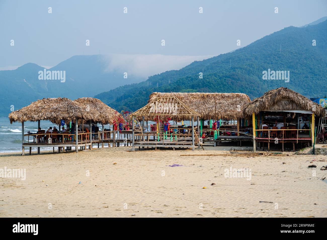 Chan May, Vietnam -- 20 mars 2023. Une photo d'un restaurant sur une plage de la mer de Chine du Sud près de Chan May au Vietnam. Banque D'Images