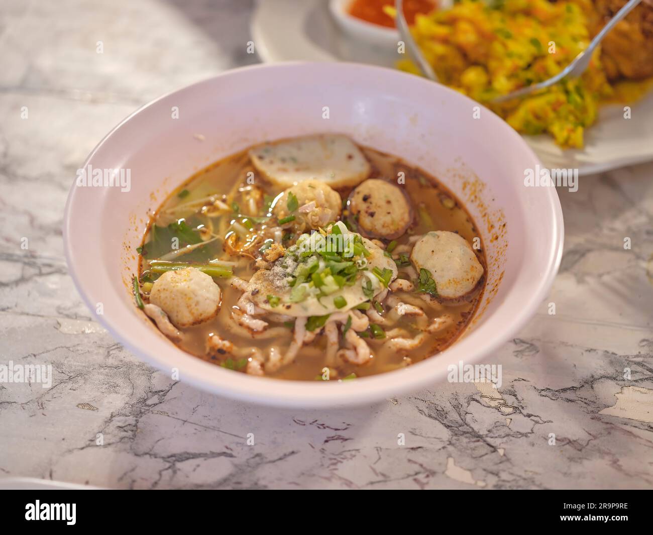 Nouilles épicées avec boule de poisson (nouilles Tom Yum) - cuisine asiatique Banque D'Images