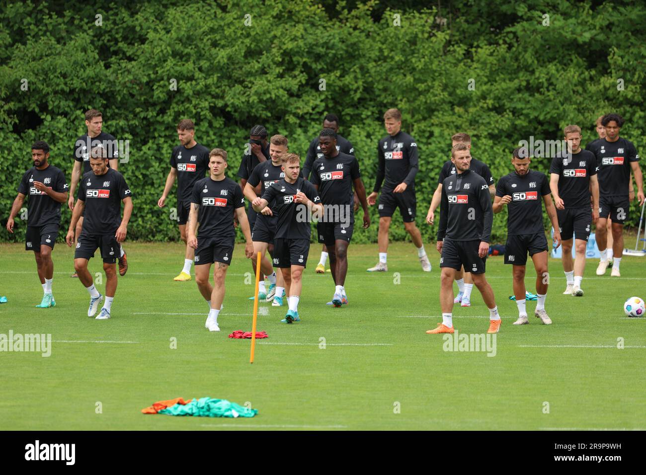 28 juin 2023, Basse-Saxe, Osnabrück: Football: 2nd division, VfL Osnabrück, lancement de l'entraînement au terrain d'entraînement d'Illoshöhe. Les joueurs d'Osnabrück vont sur le terrain. Photo: Friso Gentsch/dpa Banque D'Images
