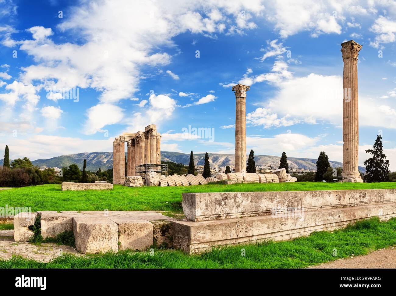 Le Temple de Zeus olympique (Olympion ou colonnes de Zeus olympique), est un monument de Grèce et un ancien temple colossal au centre de la Grée Banque D'Images