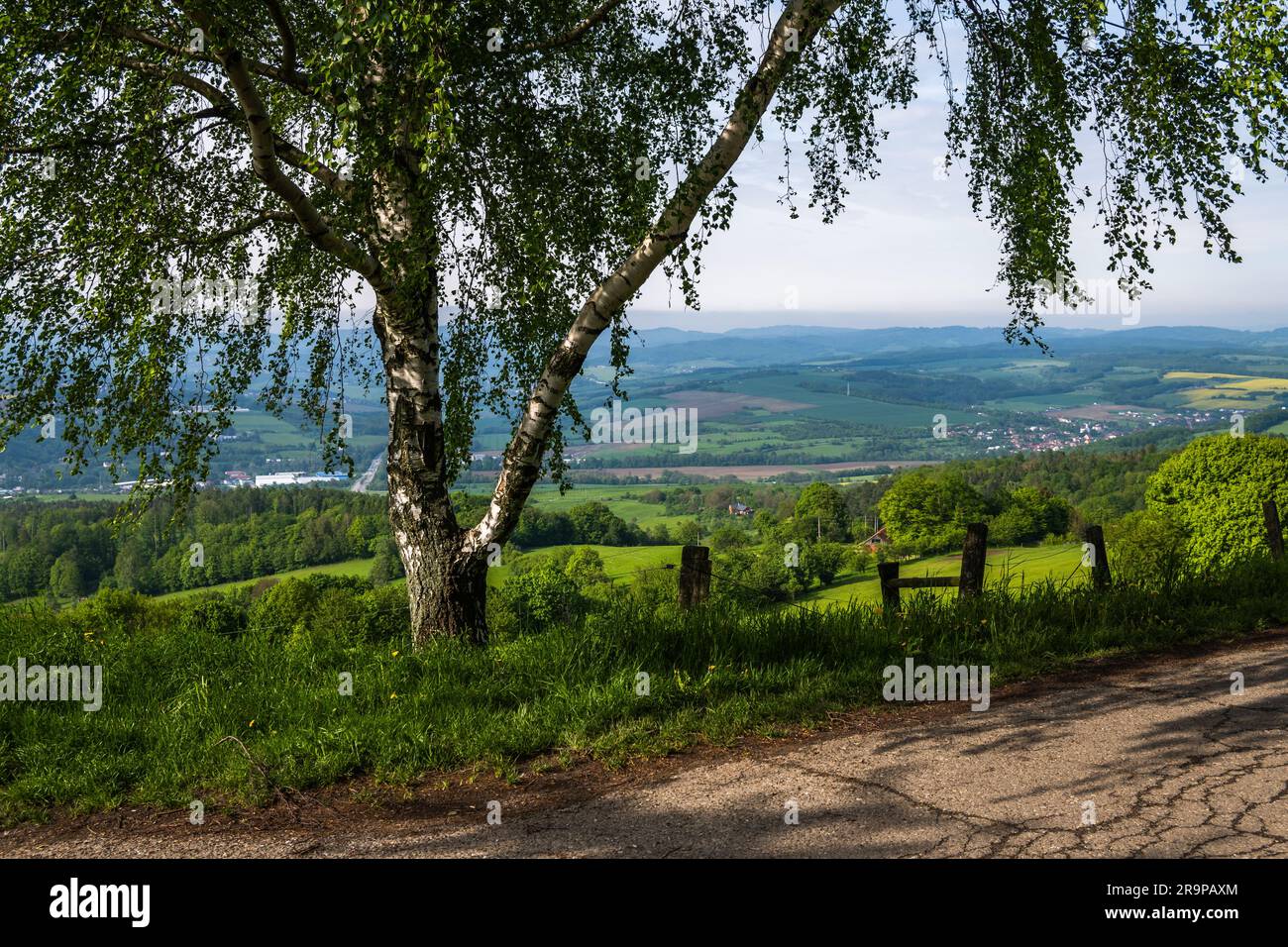 Vue sur le paysage printanier depuis le point de vue de Terrace Lipa près de Zlin, République Tchèque. Banque D'Images