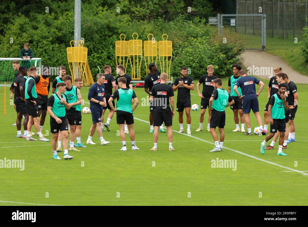 28 juin 2023, Basse-Saxe, Osnabrück: Football: Ligue 2nd, VfL Osnabrück, l'entraînement commence au terrain d'entraînement d'Illoshöhe. Les joueurs d'Osnabrück participent à l'entraînement. Photo: Friso Gentsch/dpa Banque D'Images