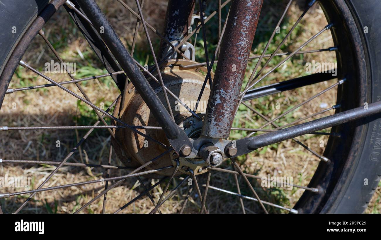 Gros plan d'une ancienne roue de moto construite en 1951. Oldtimer. Banque D'Images