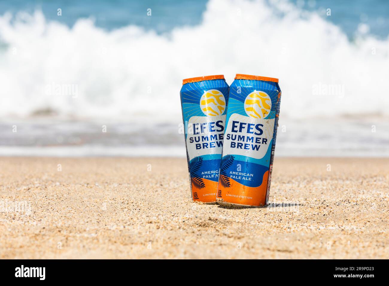 Alanya, Turquie - 15 juin 2023: Deux Efes Summer Brew Limited Edition American Pale Ale canettes sur une plage de sable Banque D'Images