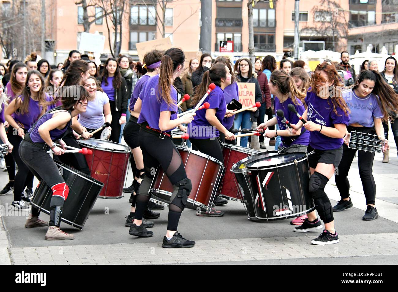 Igualada, Barcelone ; 8 mars 2020 : célébration de la Journée de la femme avec le groupe de batucada protons percussion, jouant dans les rues d'Igualada Banque D'Images