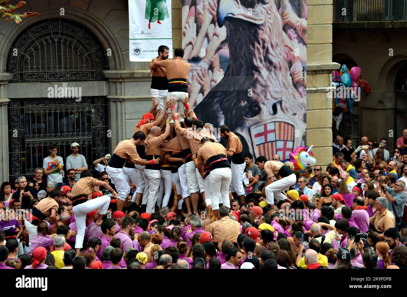 Igualada, Barcelone; 26 août 2018: Rencontre des groupes de la tour humaine de Moixiganguers et des Colla Joves Xiquets de Reus au festival d'Igualada Banque D'Images
