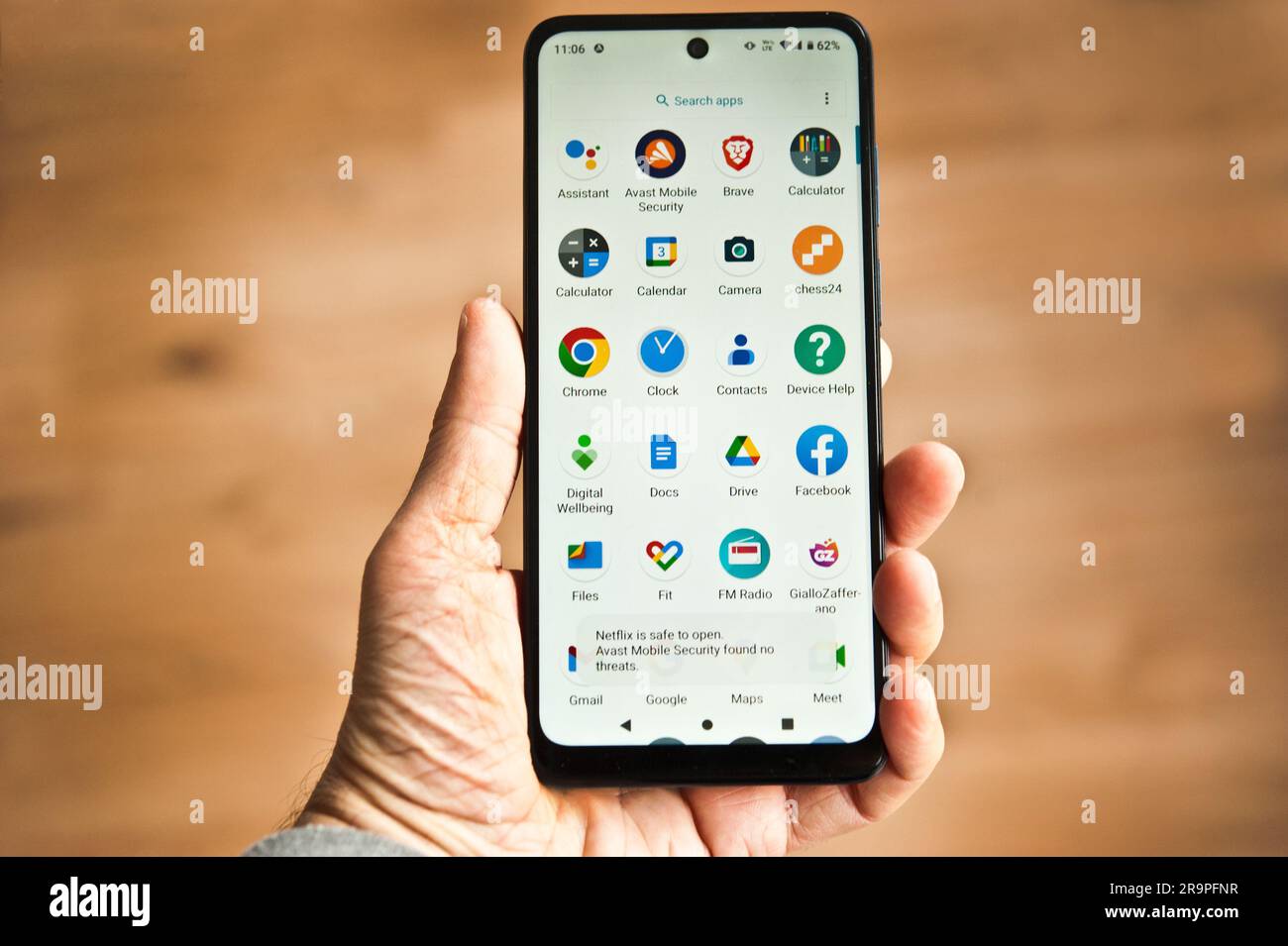 main tenant un smartphone avec le logo internet et applications sur l'écran Banque D'Images