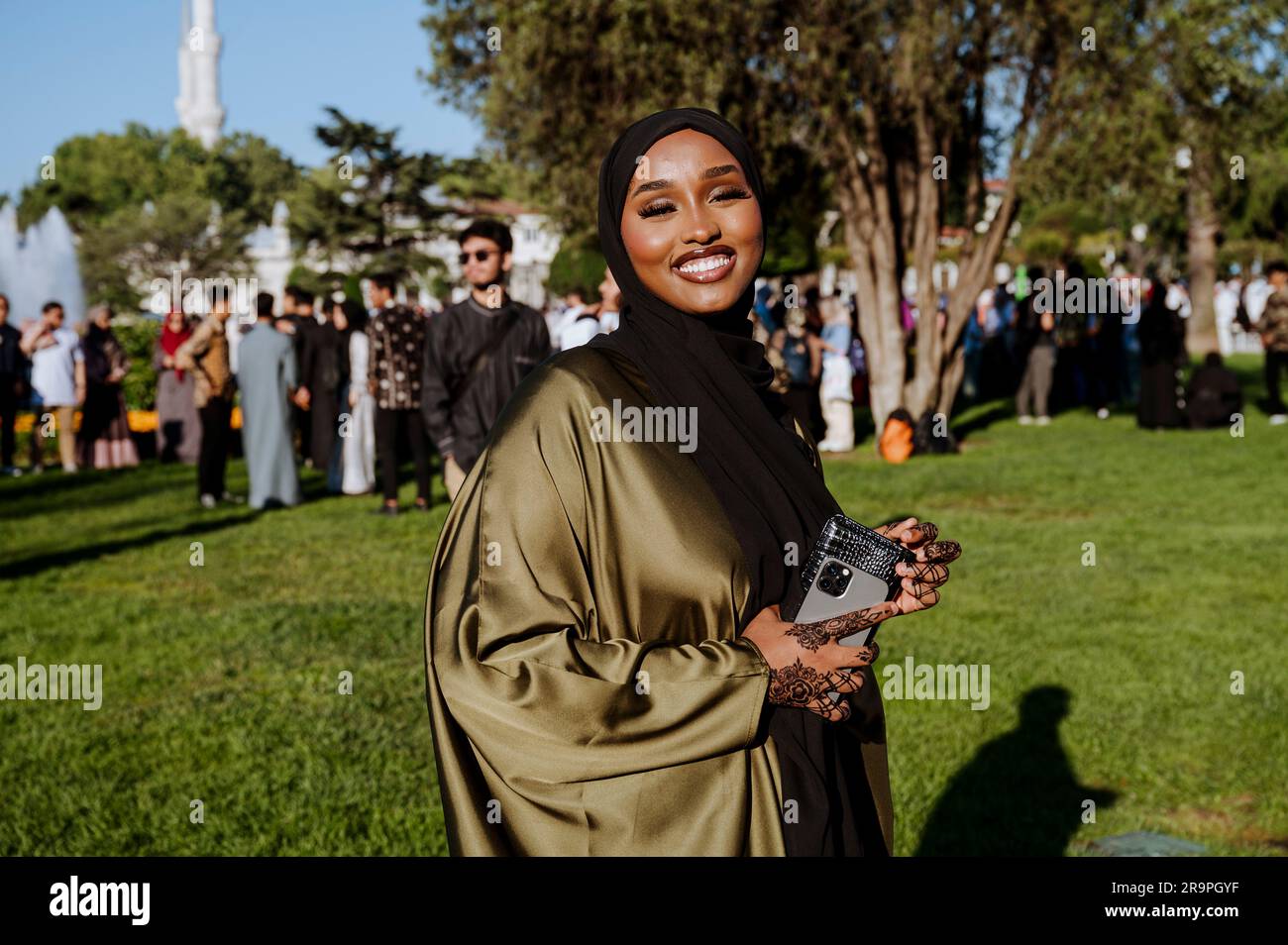 Istanbul, Turquie. 28th juin 2023. Une femme musulmane somalienne pose une photo à Sultanahment pendant les célébrations d'Eid al-Adha. Le peuple musulman célèbre le Fest du sacrifice (Eid al-Adha ou KUrban Bayrami en turc) sur la place Sultanahmet à Istanbul. Crédit : SOPA Images Limited/Alamy Live News Banque D'Images