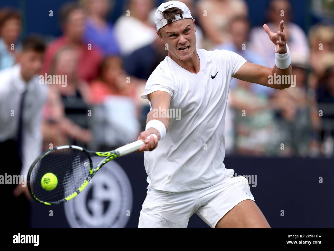 Holger Rune en action contre Andy Murray le deuxième jour du Giorgio Armani tennis Classic au Hurlingham Club, Londres. Date de la photo: Mercredi 28 juin 2023. Banque D'Images Holger Rune en action contre Andy Murray le deuxième jour du Giorgio Armani tennis Classic au Hurlingham Club, Londres. Date de la photo: Mercredi 28 juin 2023. Banque D'Images