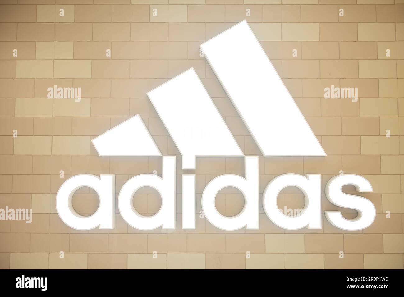 ZHONGSHAN GUANGDONG Chine-22 juin 2023:logo des grands Adidas dans un centre commercial à composition horizontale. Banque D'Images