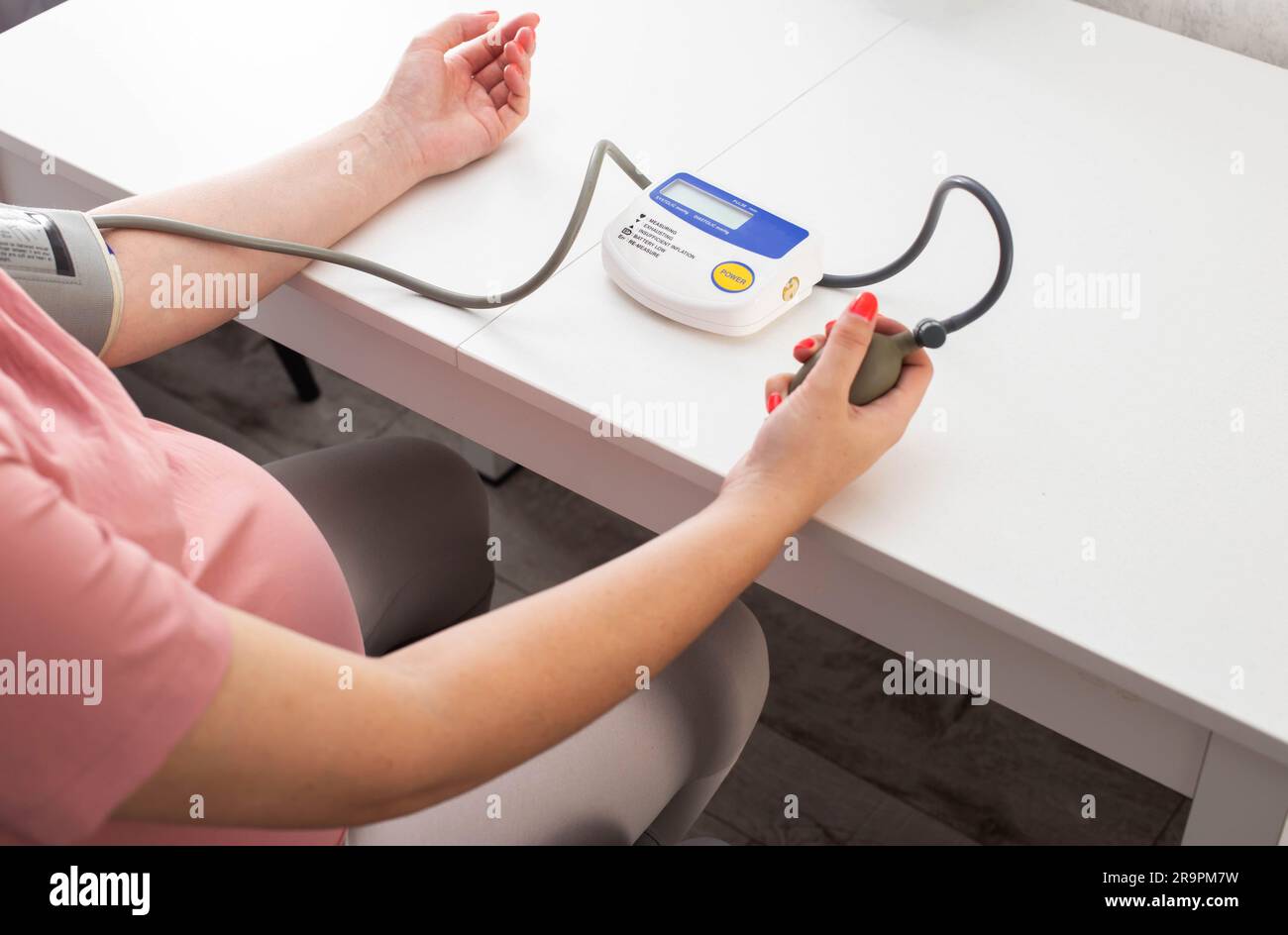 Mesure de la pression artérielle chez une fille enceinte. Hypotension