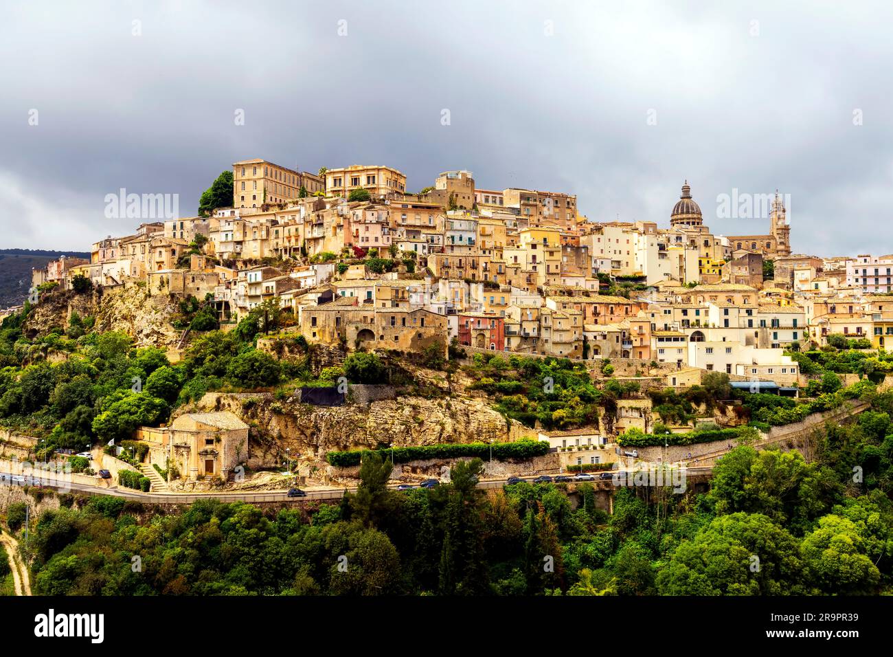 Vue à couper le souffle sur la colline Ragusa, Sicile, Italie. t est la capitale de la province de Ragusa, sur l'île de Sicile. Banque D'Images