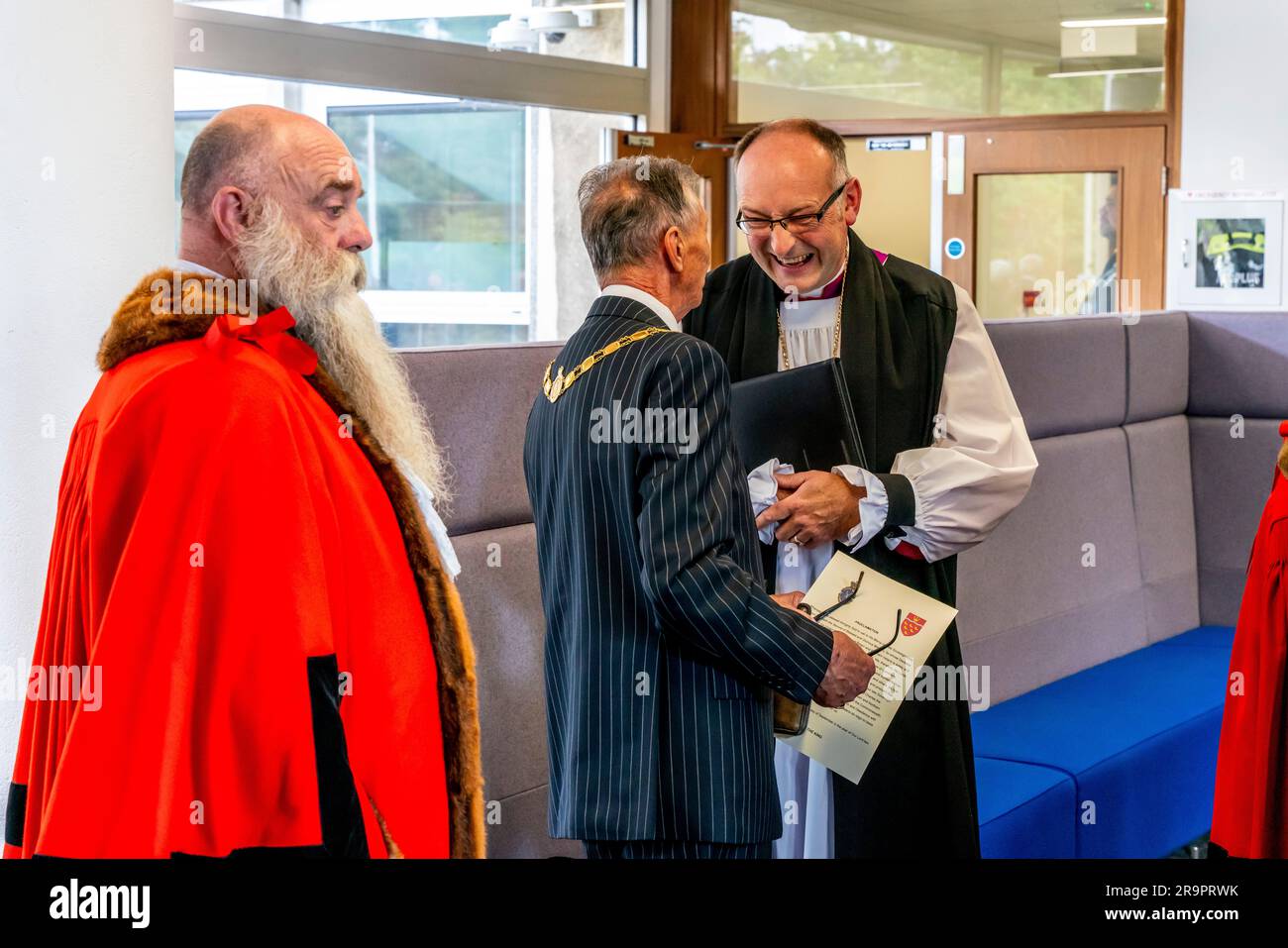 Dignitaires locaux discutant après la cérémonie de proclamation du roi Charles III, Comté de Halll, Lewes, East Sussex, Royaume-Uni. Banque D'Images