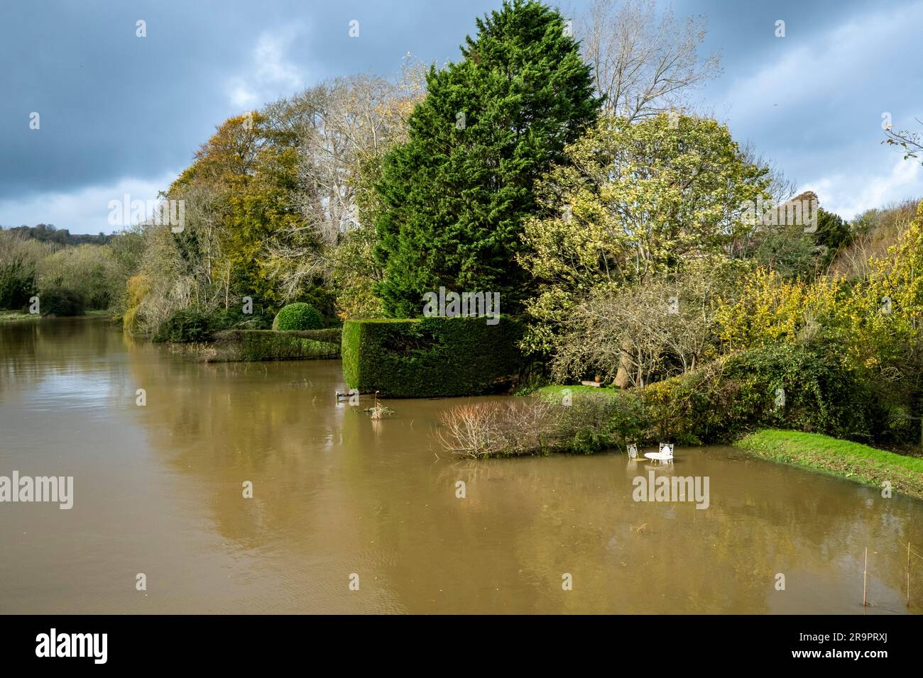 Les jardins sont inondés à mesure que les niveaux d'eau de la rivière Ouse montent, à Lewes, dans l'est du Sussex, au Royaume-Uni. Banque D'Images