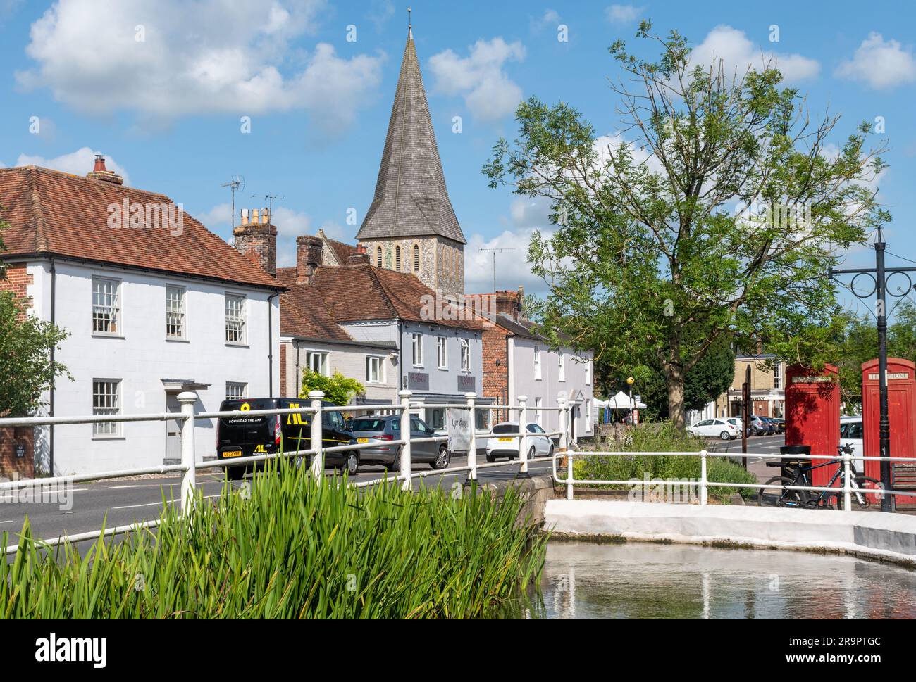 Vue sur le centre-ville pittoresque de Stockbridge, Hampshire, une des plus petites communes du Royaume-Uni, sur une journée ensoleillée Banque D'Images