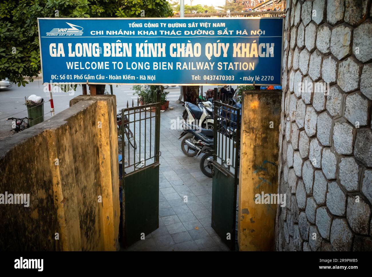 Vue sur une entrée et des marches de la gare de long bien à Hanoi, Vietnam Banque D'Images Vue sur une entrée et des marches de la gare de long bien à Hanoi, Vietnam Banque D'Images