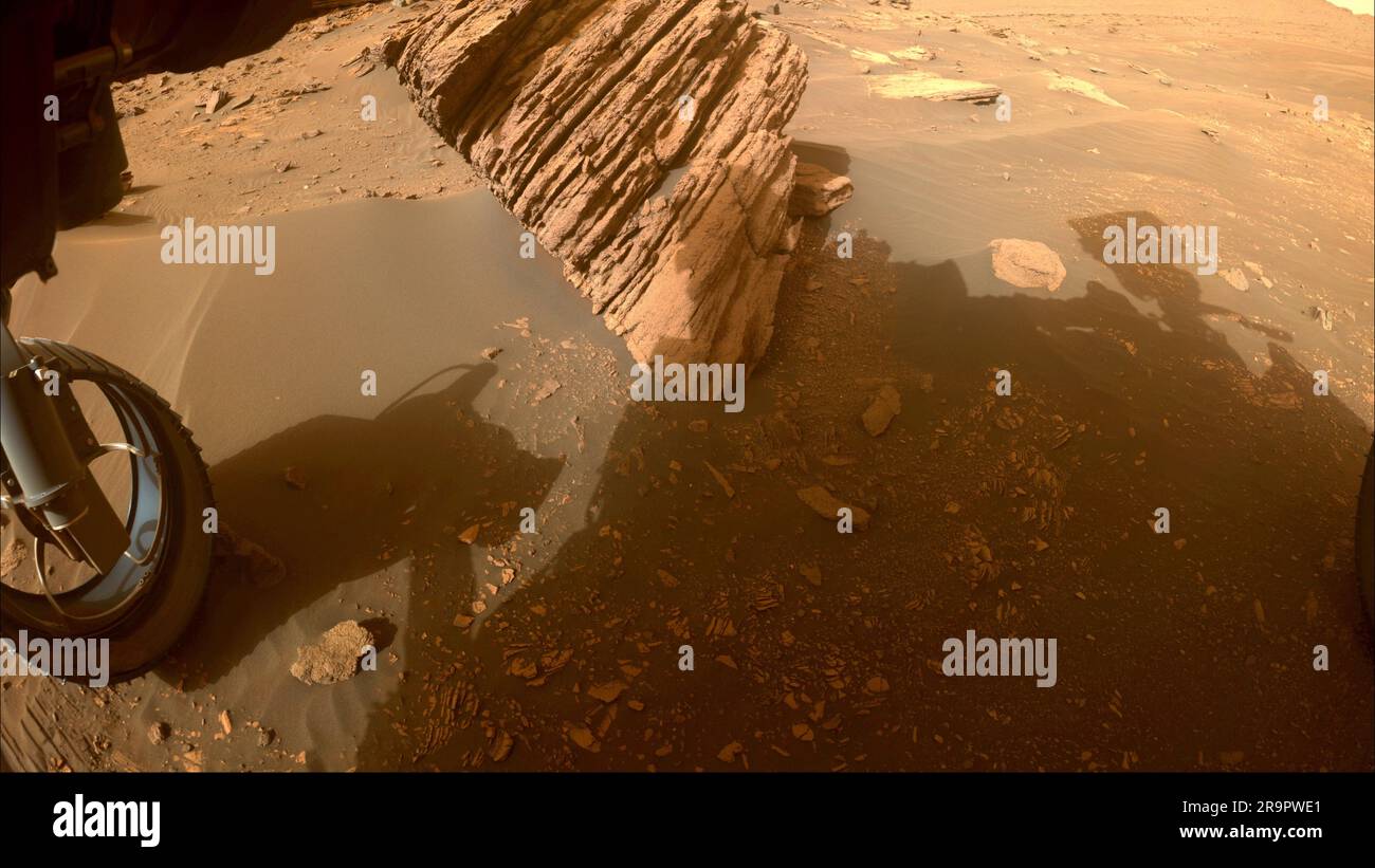 Persévérance vues Bettys Rock. La persévérance de la NASA Mars rover a capturé cette image de Bettys Rock à l'aide de l'une de ses caméras de danger avant sur 20 juin 2022, le jour martien 474th, ou sol, de la mission. Le rocher porte le nom de Bettys Rock dans le parc national de Shenandoah. L'un des principaux objectifs de la mission de persévérance sur Mars est l'astrobiologie, y compris la recherche de signes de vie microbienne ancienne. Le rover caractérisera la géologie de la planète et le climat passé, ouvrira la voie à l'exploration humaine de la planète Rouge, et sera la première mission de recueillir et de mettre en cache le rocher martien et le regolith (roc cassé an Banque D'Images
