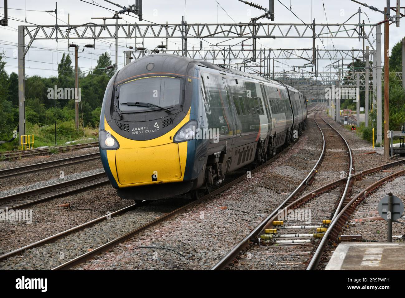 Avanti West Coast Pendolino 390134 vitesses à travers Rugeley Trent Valley avec le 09:43 Liverpool Lime Street jusqu'à London Euston le 28 juin 2023 Banque D'Images