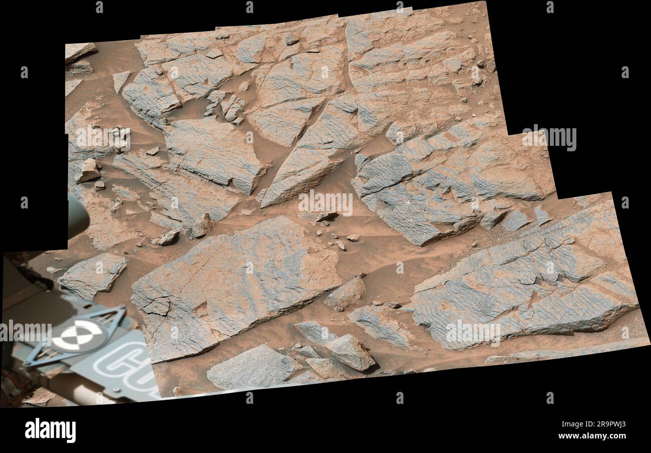 Curiosité vues rythmiques Rock Layers. La curiosité de la NASA Mars rover a capturé cette image de couches rocheuses rythmiques avec un motif répétitif dans leur espacement et leur épaisseur. Le schéma aurait pu être causé par des cycles météorologiques ou climatiques qui se produisent pendant que les couches de sédiments étaient déposées, comme des tempêtes de poussière qui se produisent à intervalles réguliers dans le passé ancien. Cette mosaïque est composée de 17 images individuelles capturées dans la zone de Marker Band par Curiosity's Mastcam le 7 novembre 2022, la journée martienne de 46th, ou sol, de la mission. La mosaïque a été capturée par le caméraon de 34 millimètres de la longueur focale de Mastcam Banque D'Images