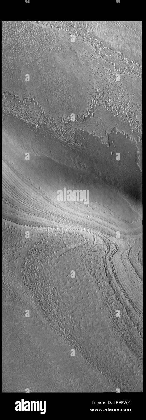 Couches polaires du Sud. Cette image vis montre une partie de la calotte polaire sud. La calotte se compose de couches de glace et de poussière déposées sur des millions d'années. Cette image a été collectée vers la fin de l'été. Numéro d'orbite 92024 Latitude -85,6105 Longitude 190,863 instrument vis capturé 2022-09-12 13 02 https //photojournal.jpl.nasa.gov/catalog/PIA25720 Banque D'Images