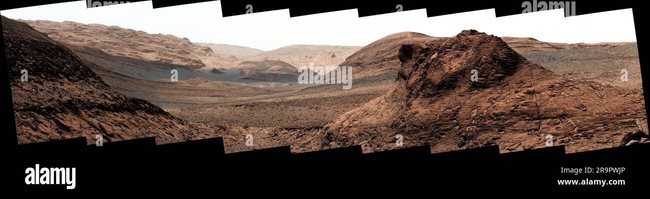 La curiosité vues Gediz Vallis. La curiosité de la NASA Mars rover a utilisé sa Mastcam pour capturer cette mosaïque de Gediz Vallis le 7 novembre 2022, le jour martien de 46th, ou sol, de la mission. Dans le centre de la vallée de cette image se trouve un tas de rochers et de débris qui ont pu y être balayés par l'eau coulant il y a des milliards d'années. On pense que le vent a sculpté la plus grande vallée, qui commence beaucoup plus haut sur le mont Sharp, la montagne martienne de 3 km de haut (5 km de haut) dont la curiosité des contreforts s'élève depuis 2014. La montagne est composée de couches, avec la plus ancienne au fond et le TH Banque D'Images