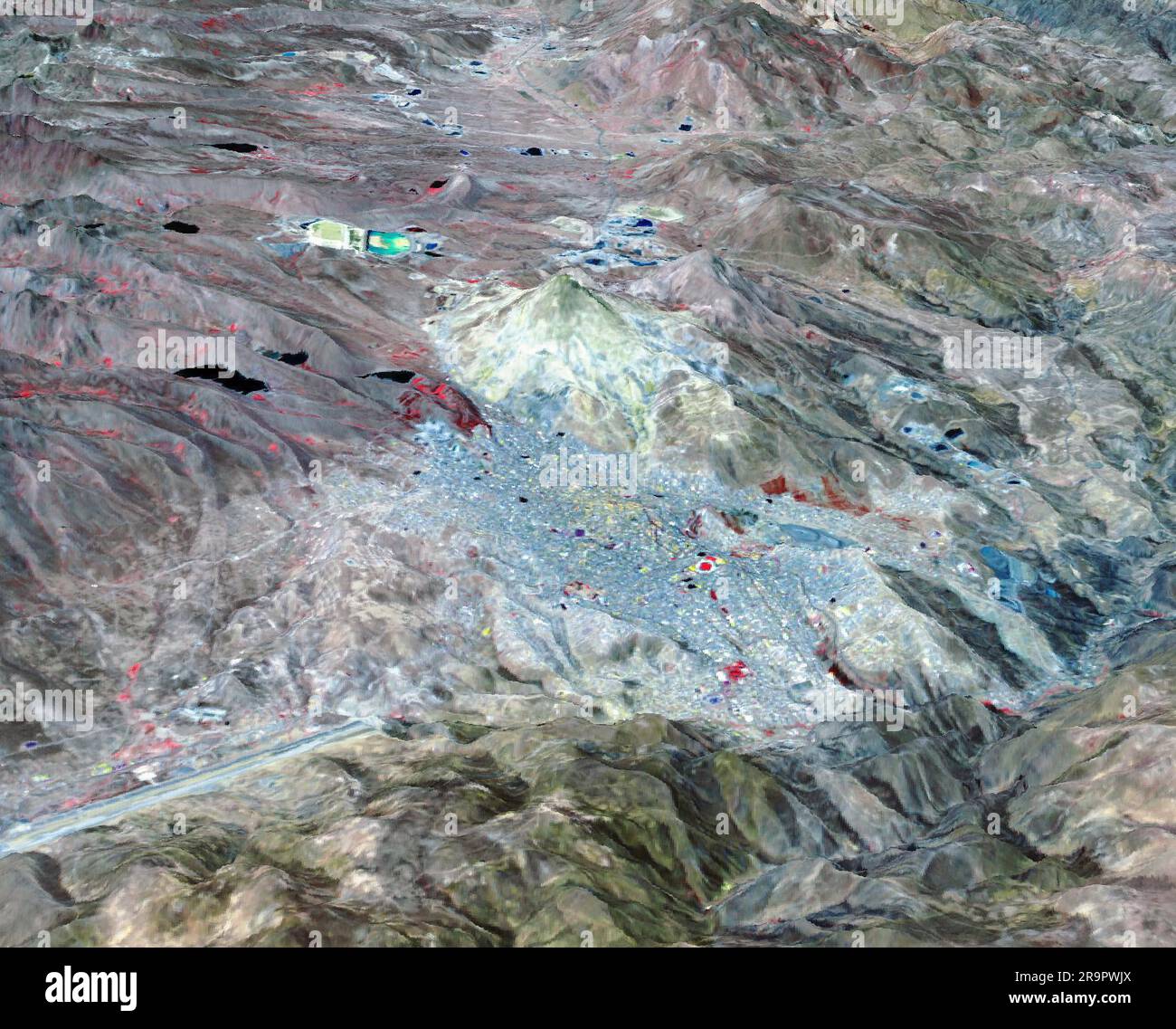 Potosi, Bolivie. Potosi est la capitale du département de Potosi en Bolivie, et l'une des plus hautes villes du monde à 4090 M. pendant des siècles, il a été l'emplacement de la monnaie coloniale espagnole, le principal fournisseur d'argent pour l'Empire espagnol jusqu'au 18th siècle. Potosi se trouve au pied du Cerro Rico (montagne riche), dont on a dit qu'il était fait d'argent. Aujourd'hui, Potosi continue d'être un important centre minier, et est célèbre pour son architecture coloniale bien préservée. La vue en perspective couvre une zone d'environ 20 par 30 km, a été acquise 12 octobre 2021, et est situé à Banque D'Images