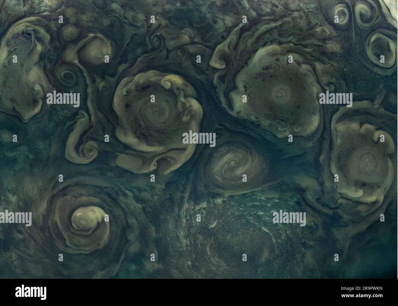 Juno de la NASA a une vue sur les cyclones du Nord sur Jupiter. Le cyclone le plus au nord de Jupiter, perché près du pôle nord du géant du gaz, est visible à droite le long du bord inférieur de cette image, prise le 29 septembre 2022 par la caméra d'engagement public JunoCam à bord du satellite Juno de la NASA. Jupiter a huit cyclones circumpolaires, et quatre sont visibles sur cette image, représentant le cyclone le plus au nord. Un petit anticyclone (qui tourne dans le sens inverse des aiguilles d'une montre) s'est coincé juste au-dessus du cyclone le plus au nord. Cette image a été acquise sur le col de Jupiter de Juno en 45th à une altitude de 17 248 milles (27 758 Banque D'Images