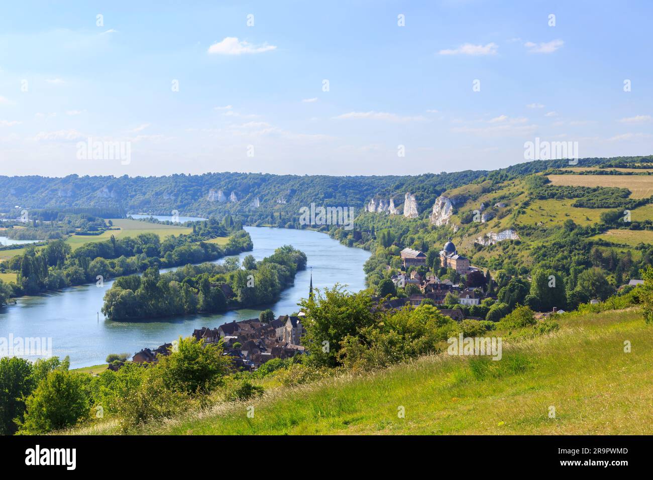 Vue sur la Seine et les falaises de craie des Andelys, petite ville d'Eure, Normandie, Nord de la France, y compris le Centre hospitalier (hôpital) Banque D'Images