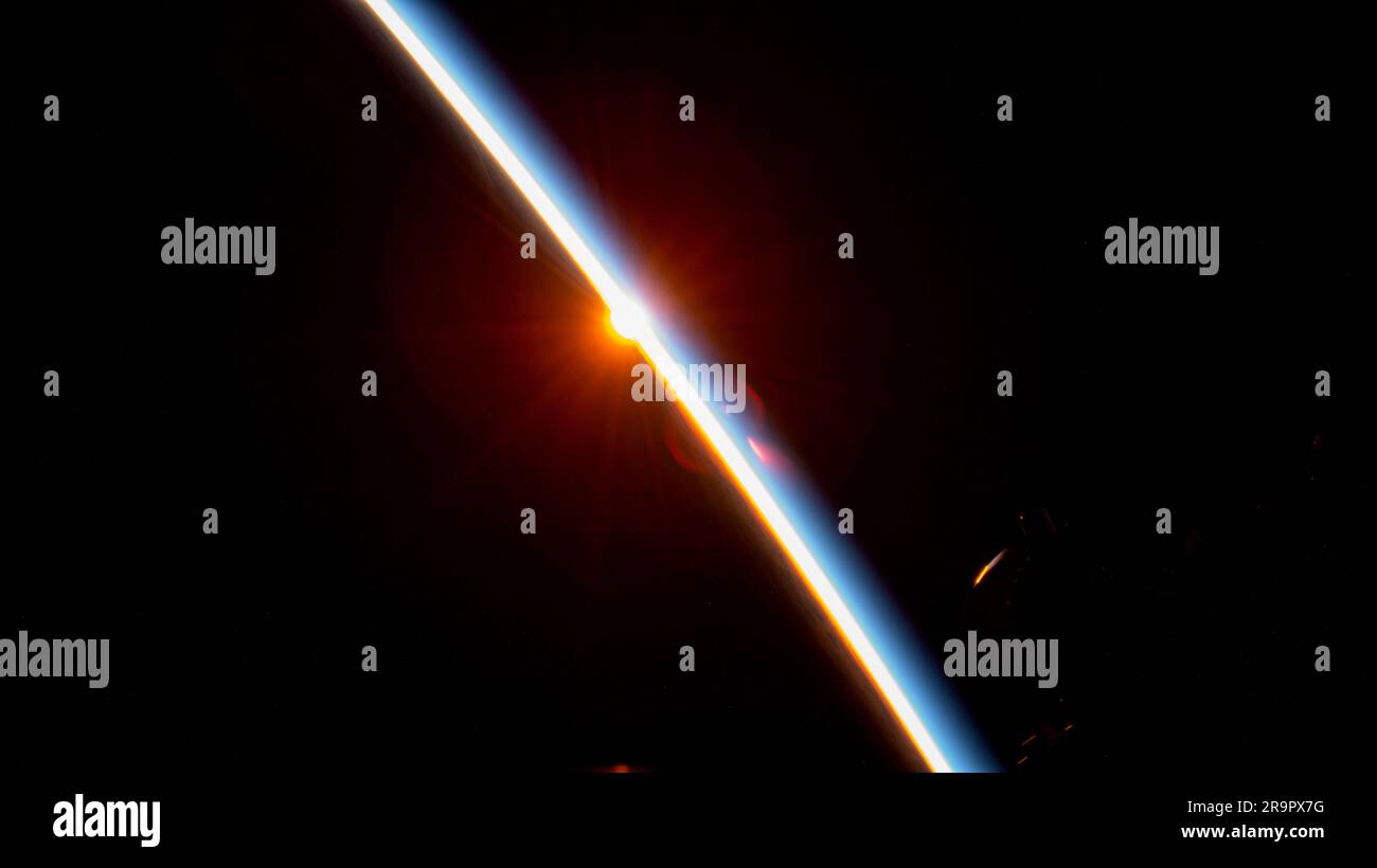 . Iss068e054894 (17 février 2023) - les derniers rayons d'un coucher de soleil orbital s'estompent sous l'horizon de la Terre dans cette photo de la Station spatiale internationale alors qu'elle était en orbite à 269 milles au-dessus de l'océan Atlantique, juste au large de la côte sud de l'Argentine. Banque D'Images