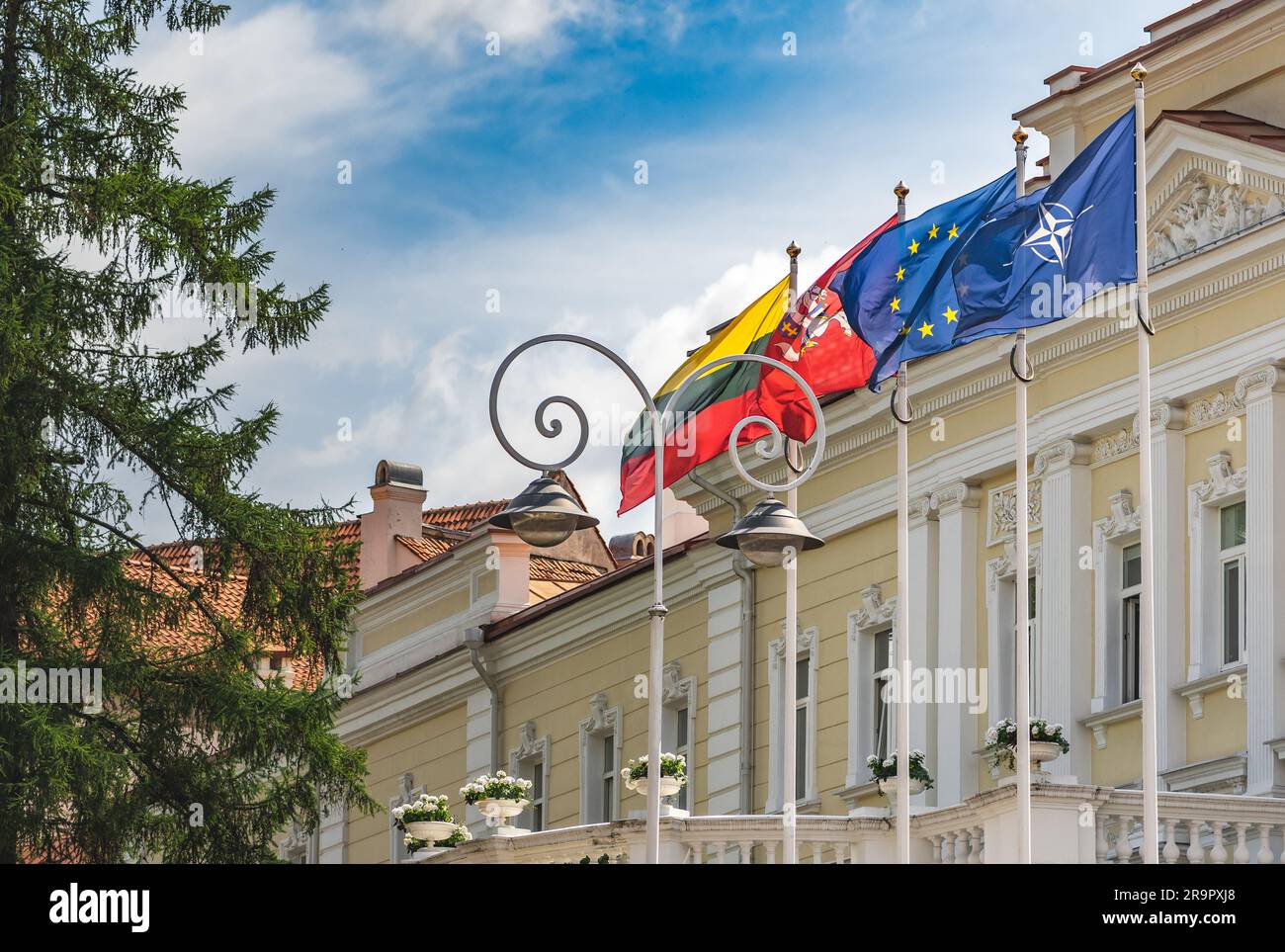 Les drapeaux de l'OTAN, de l'Organisation du Traité de l'Atlantique Nord, de l'Union européenne et de la Lituanie se sont rassemblés lors du sommet de l'OTAN 2023 au centre de Vilnius Banque D'Images