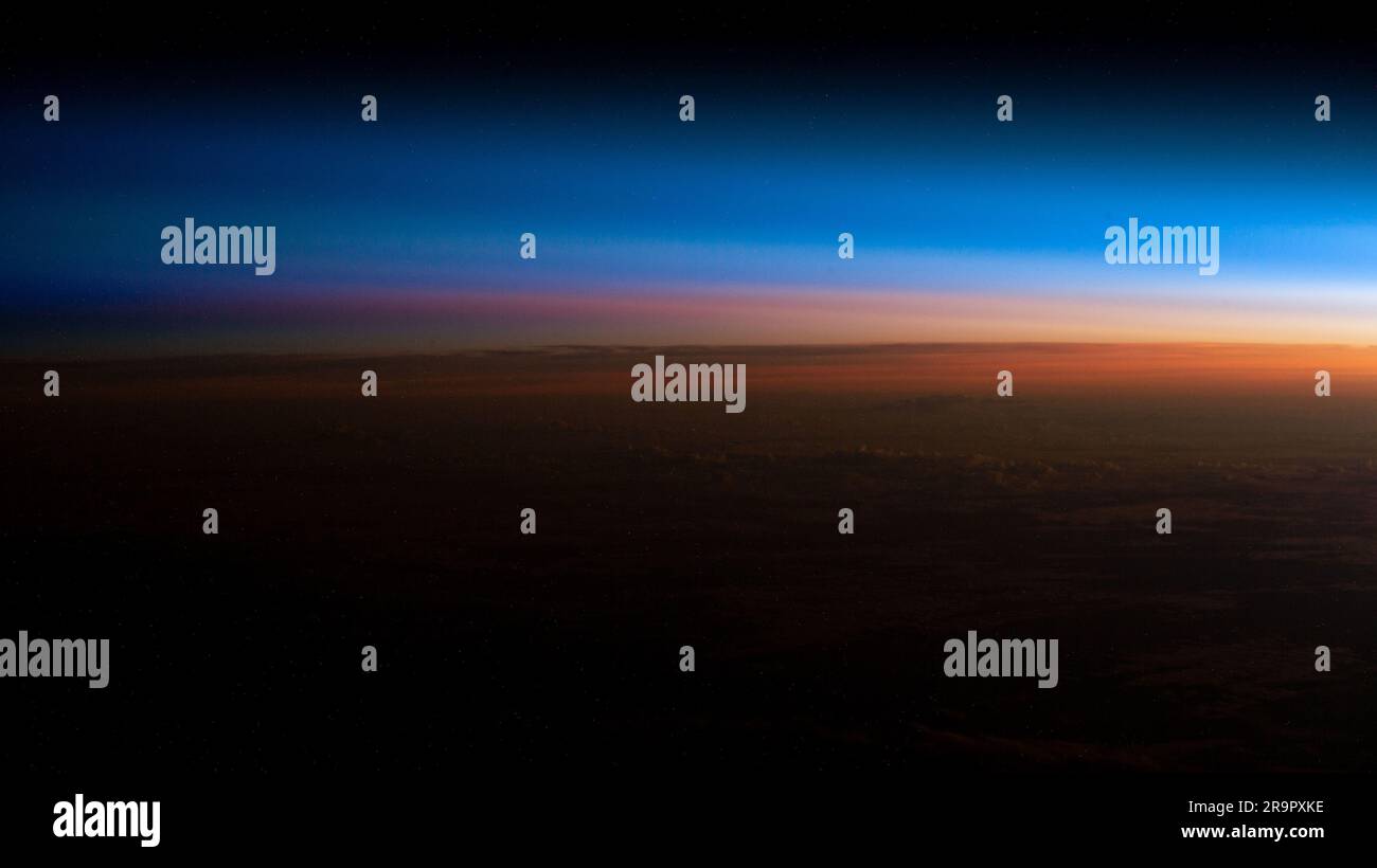 . Iss068e051124 (10 février 2023) - un lever de soleil orbital commence à éclairer l'atmosphère de la Terre et à révéler les sommets nuageux de cette photo de la Station spatiale internationale alors qu'elle était en orbite à 260 miles au-dessus du sud du Brésil. Banque D'Images