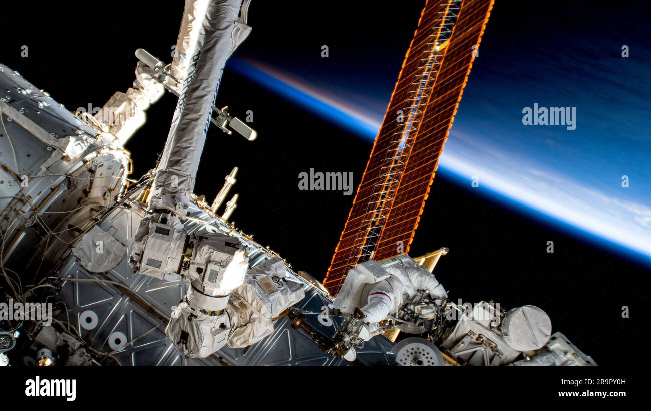 Opérations et surveillance de la mission CubeSat lors de l'intégration de la charge utile pour un projet d'observation de la Terre de la NASA, assurant la disponibilité des satellites pour le déploiement et la collecte des données. Banque D'Images