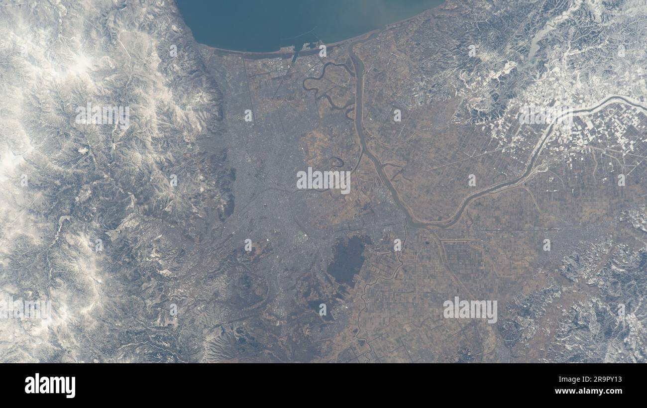 . Iss069e000236 (3 avril 2023) - Sapporo, le capitole de l'île de Hokkaido, au nord du Japon, est photographié à partir d'une caméra externe haute définition sur la Station spatiale internationale, alors qu'elle était en orbite à 262 kilomètres au-dessus. Banque D'Images